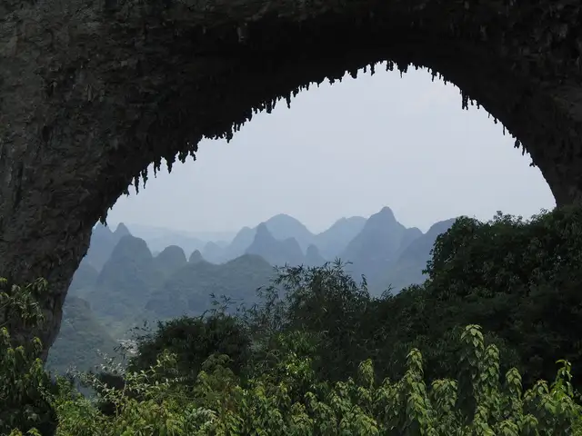 Moon Hill · 月亮山