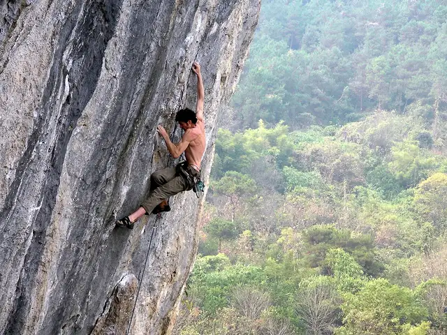 Rock climbing · 攀岩