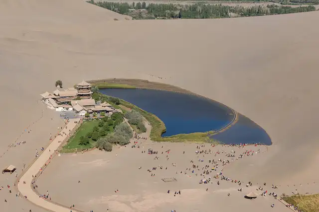 Mingsha Mountain and Crescent Lake · 鸣沙山月牙泉
