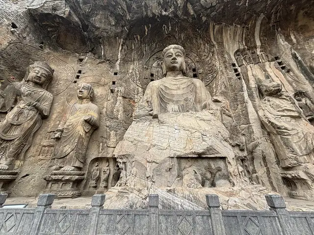 Longmen Grottoes · 龙门石窟