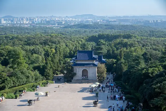 Sun Yat-sen Mausoleum · 中山陵