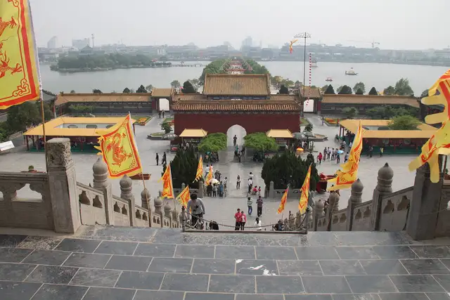 Longting Park and the lakes · 龙亭公园