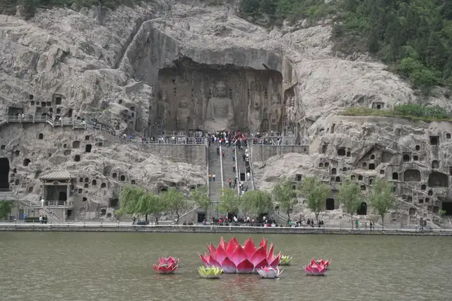 Longmen Grottoes · 龙门石窟