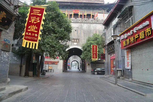 Old town and Lijing Gate · 老城·丽景门
