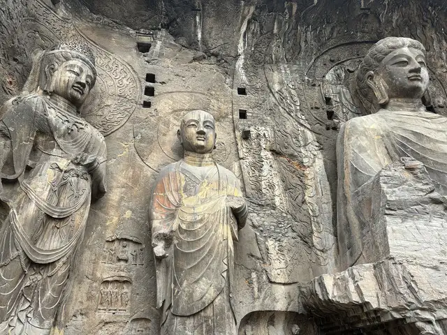 Longmen Grottoes · 龙门石窟