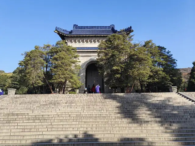 Sun Yat-sen Mausoleum · 中山陵