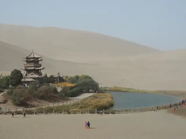 Mingsha Mountain and Crescent Lake · 鸣沙山月牙泉