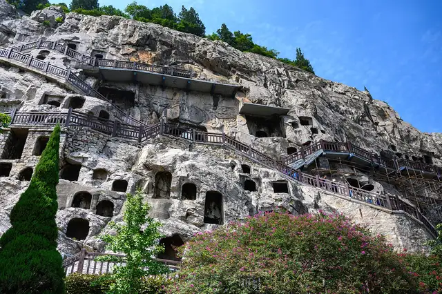 Longmen Grottoes · 龙门石窟