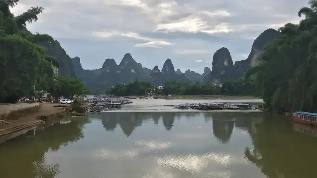 Xingping and the twenty-yuan view · 兴坪·二十元人民币背景