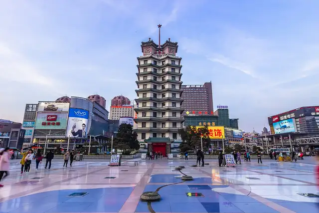 Erqi Tower and Dehua Street · 二七纪念塔·德化街