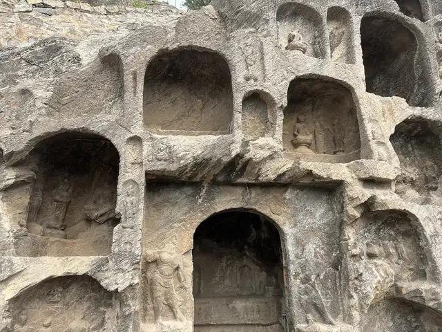 Longmen Grottoes · 龙门石窟