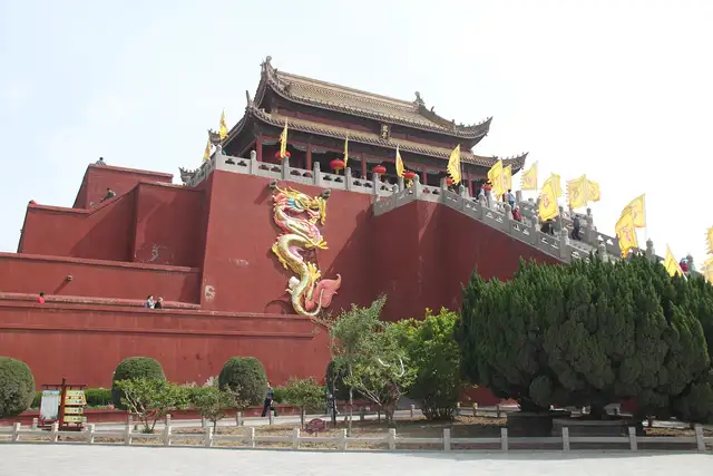 Longting Park and the lakes · 龙亭公园