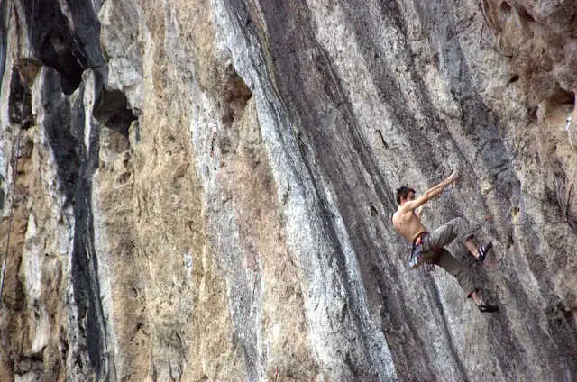 Rock climbing · 攀岩