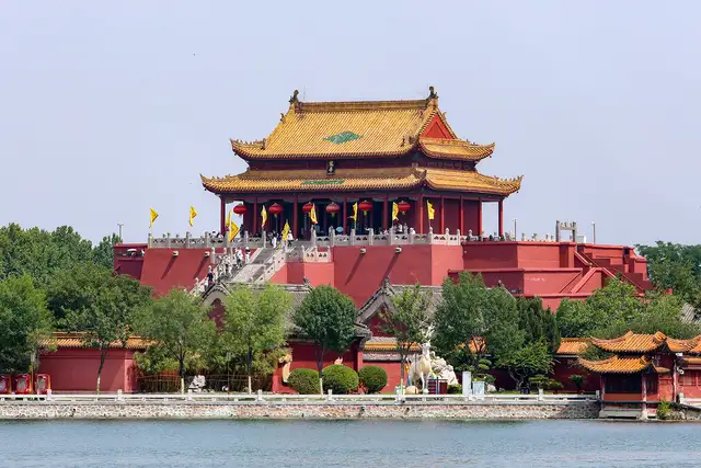Longting Park and the lakes · 龙亭公园