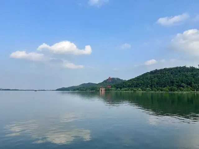 East Lake Greenway · 东湖绿道