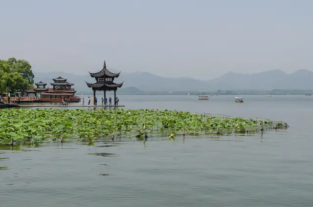 West Lake · 西湖