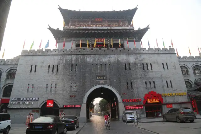 Old town and Lijing Gate · 老城·丽景门