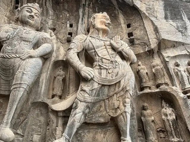 Longmen Grottoes · 龙门石窟