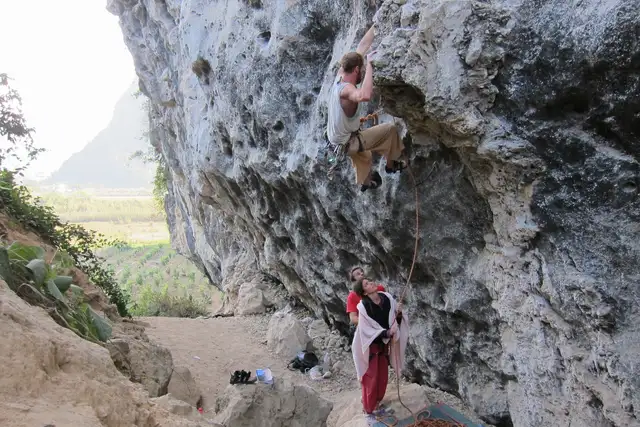Rock climbing · 攀岩