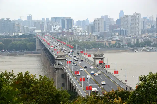 Yangtze River Bridge and the ferry · 武汉长江大桥·轮渡