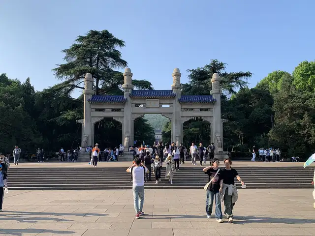 Sun Yat-sen Mausoleum · 中山陵