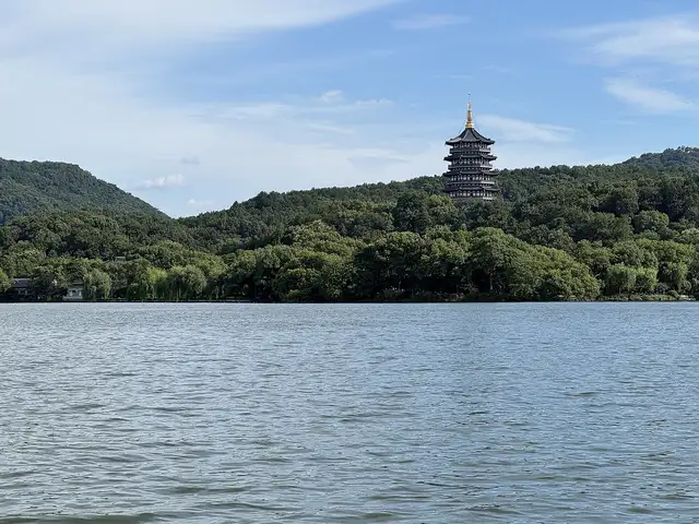 West Lake · 西湖