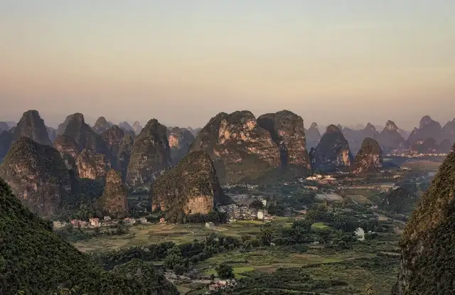 Moon Hill · 月亮山