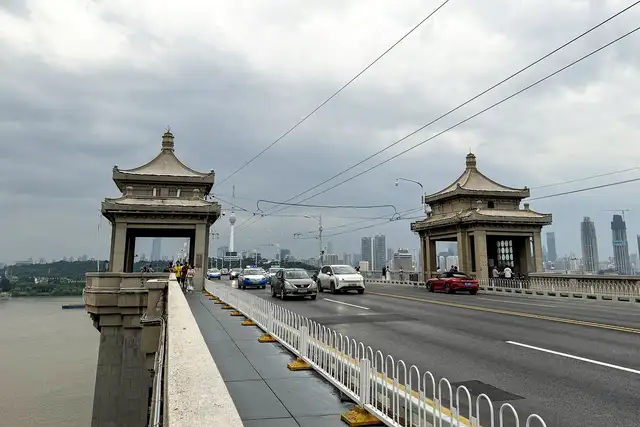 Yangtze River Bridge and the ferry · 武汉长江大桥·轮渡