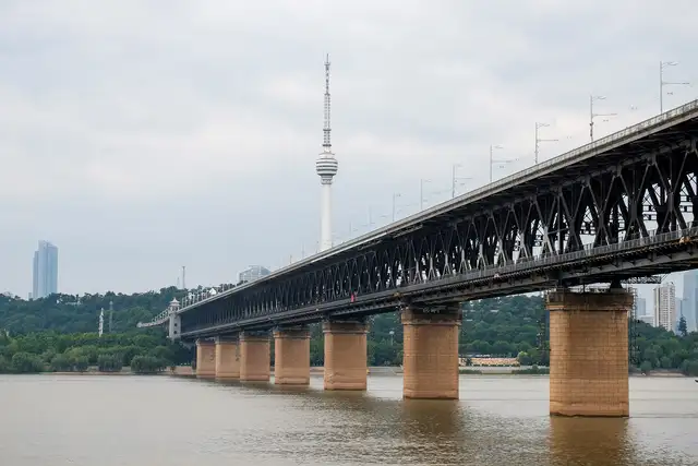 Yangtze River Bridge and the ferry · 武汉长江大桥·轮渡