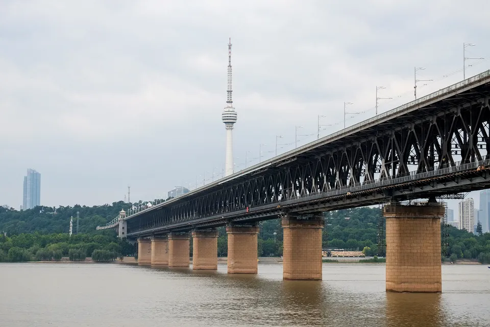 Yangtze River Bridge and the ferry · 武汉长江大桥·轮渡
