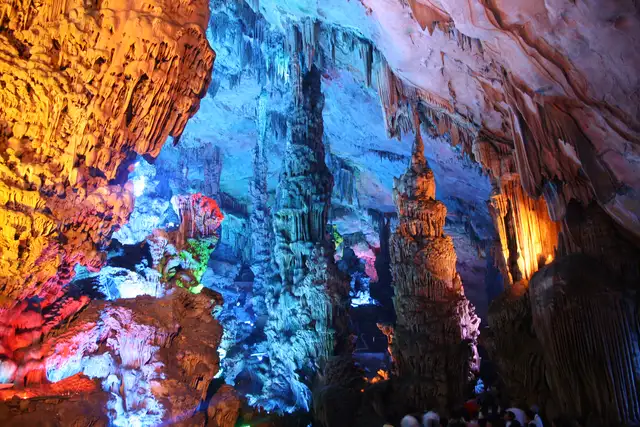 Reed Flute Cave · 芦笛岩